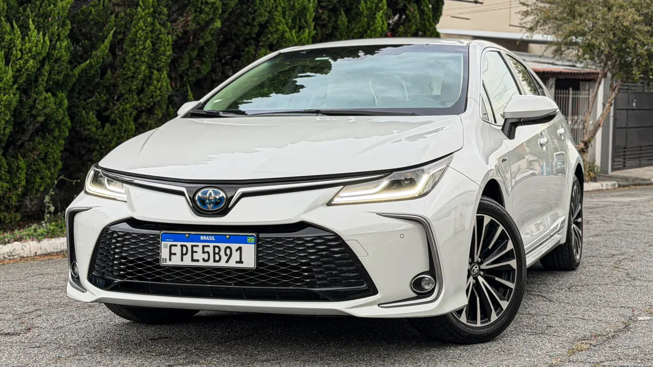 Toyota Corolla Altis Hybrid branco estático na rua