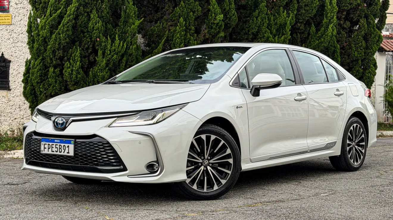 Toyota Corolla Altis Hybrid branco parado de frente