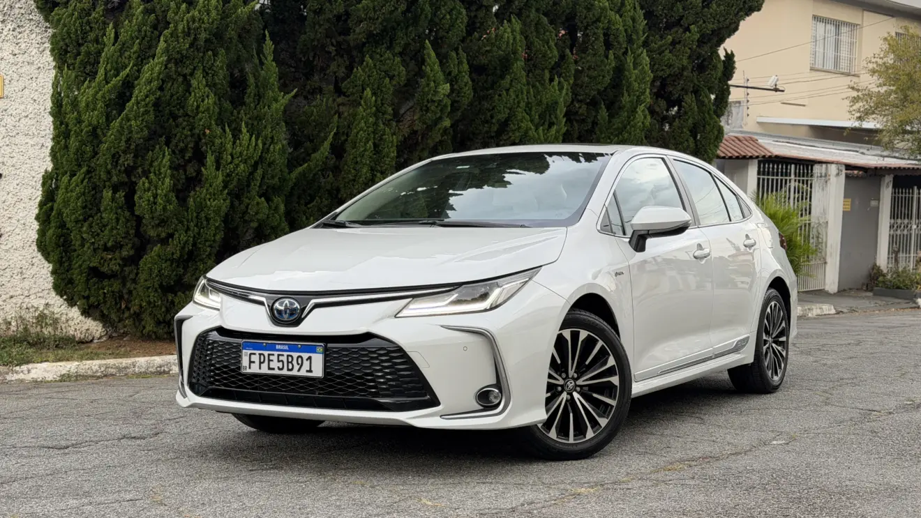 Toyota Corolla Altis Premium branco parado de frente