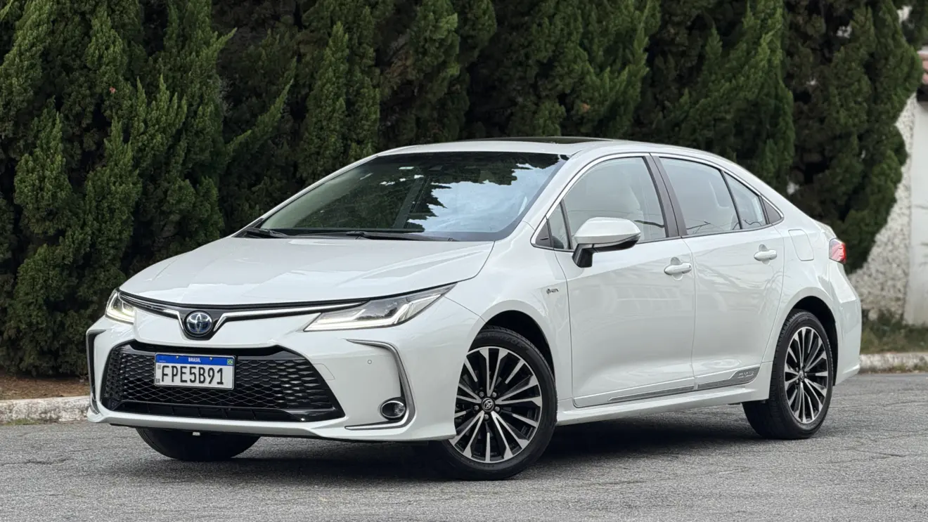 Toyota Corolla Altis Premium branco de frente