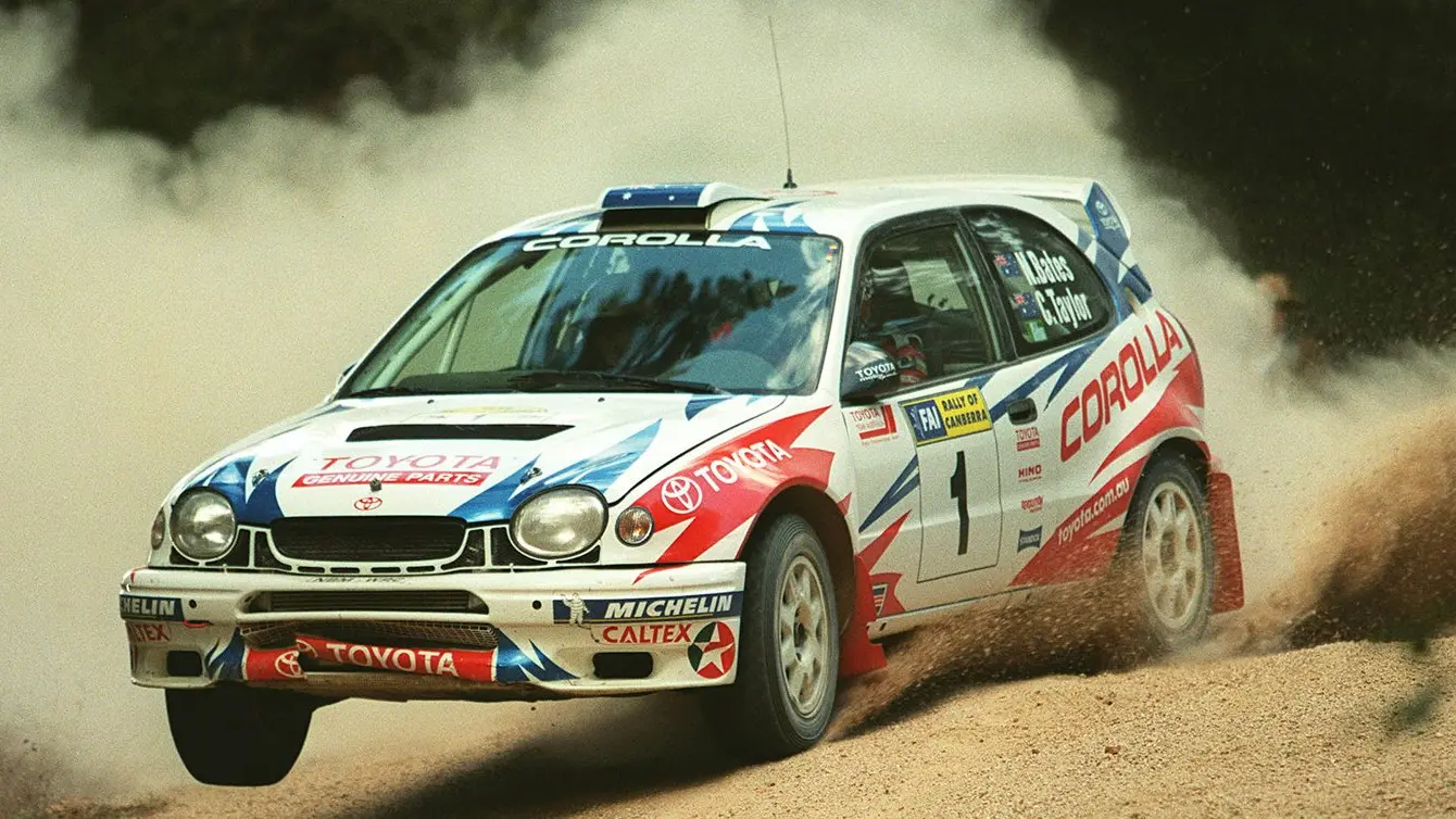 Toyota Corolla WRC andando na pista de terra