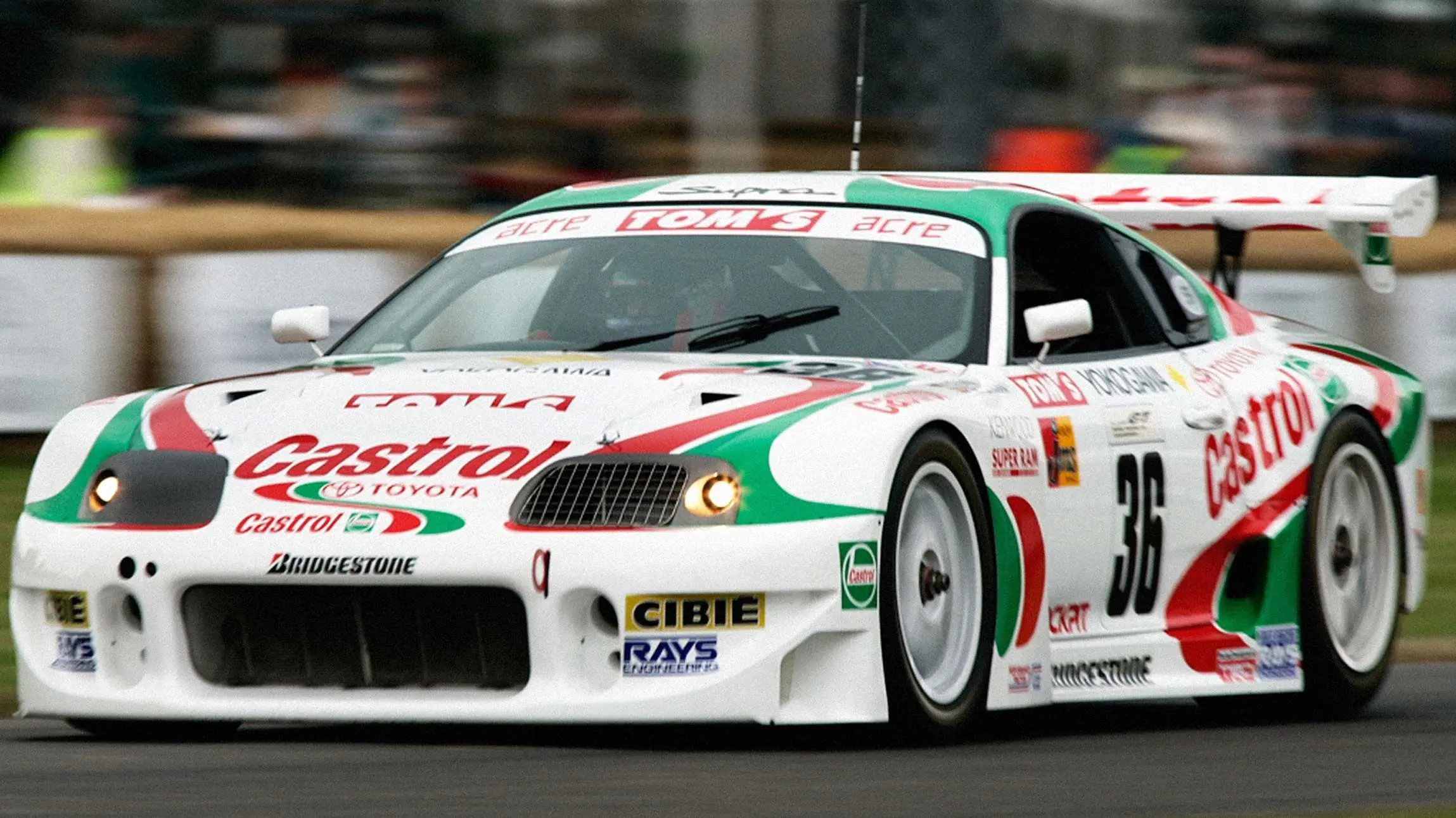 Toyota Supra de frente andando na pista