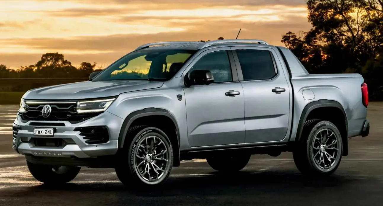 Volkswagen Amarok W600 prata parada de frente