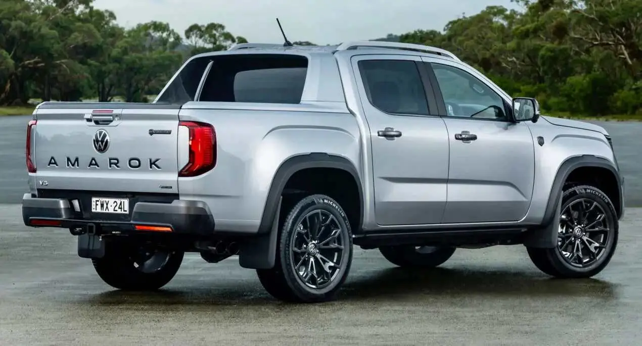 Volkswagen Amarok W600 prata parada de traseira