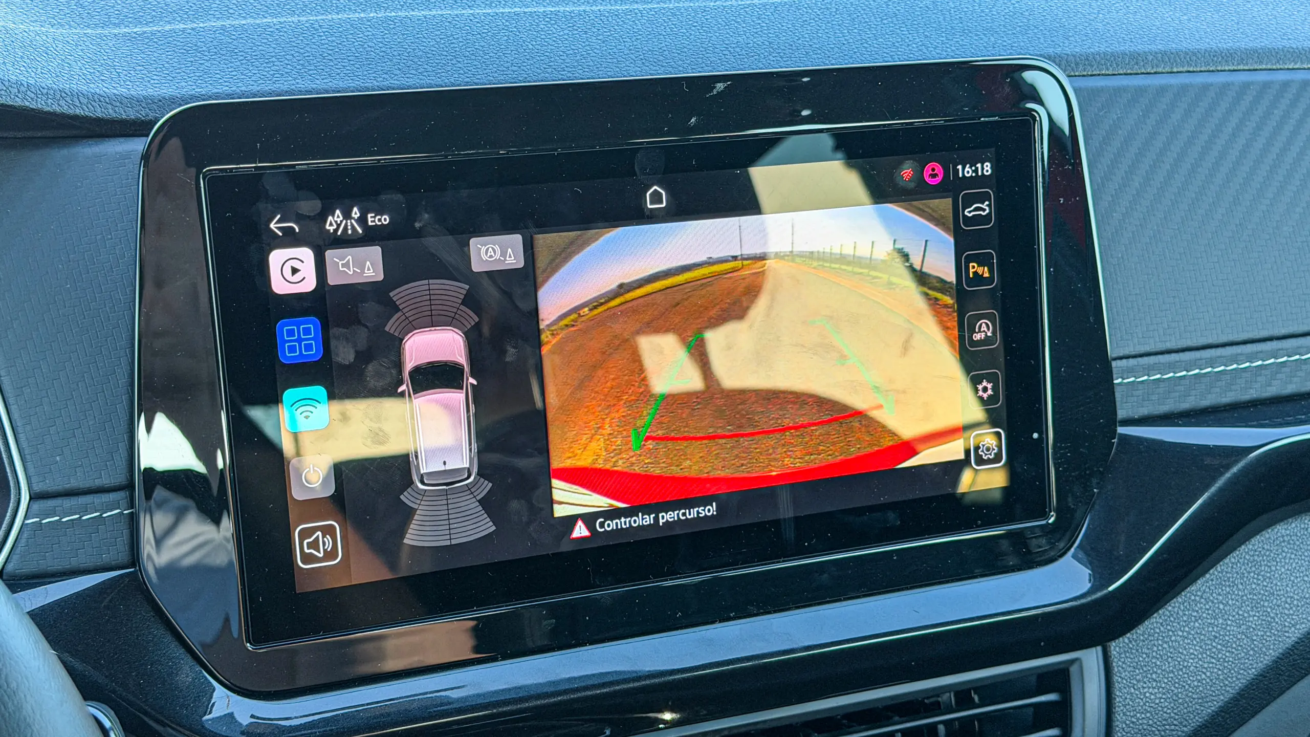 Volkswagen T-Cross Comfortiline interior da cabine para avaliação e teste