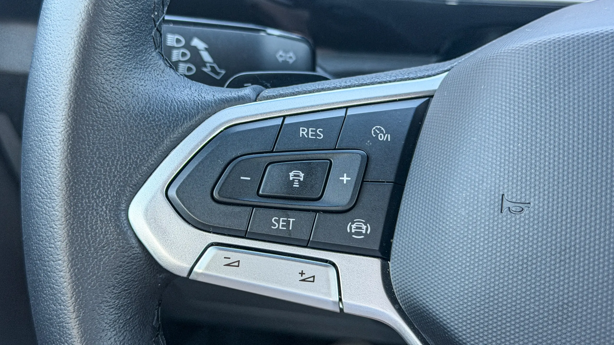 Volkswagen T-Cross Comfortiline interior da cabine para avaliação e teste