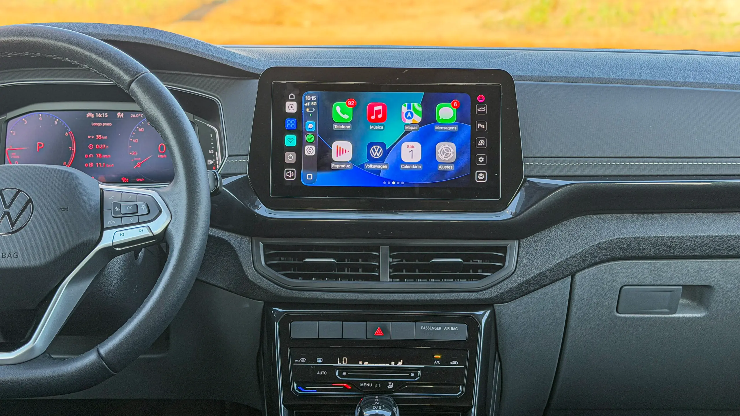 Volkswagen T-Cross Comfortiline interior da cabine para avaliação e teste