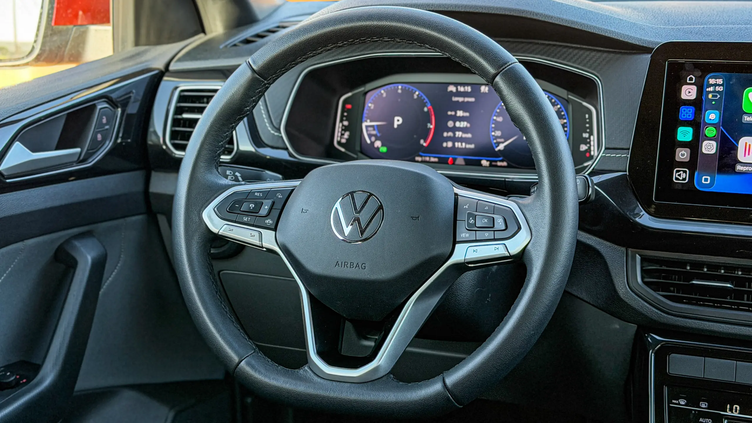 Volkswagen T-Cross Comfortiline interior da cabine para avaliação e teste