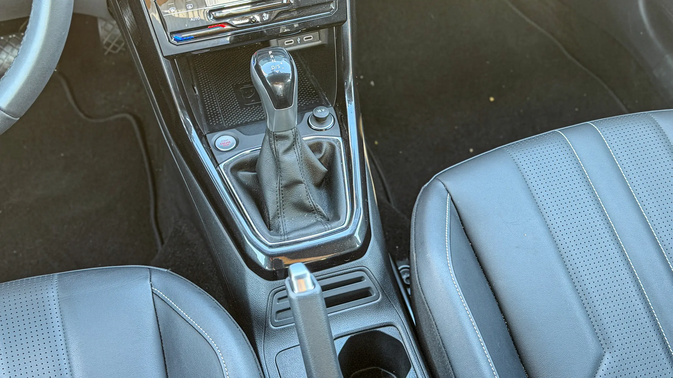 Volkswagen T-Cross Comfortiline interior da cabine para avaliação e teste
