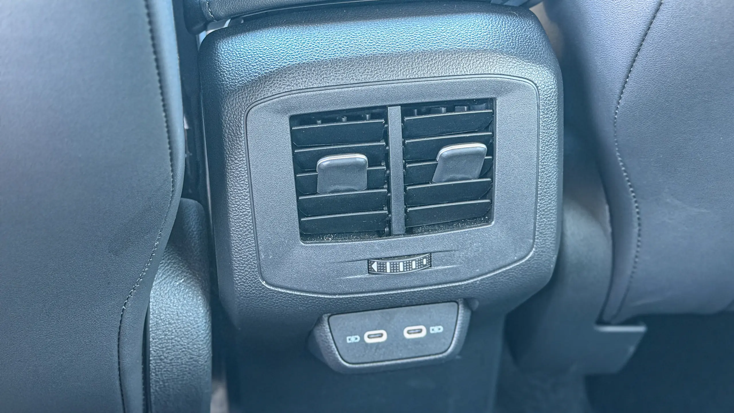 Volkswagen T-Cross Comfortiline interior da cabine para avaliação e teste