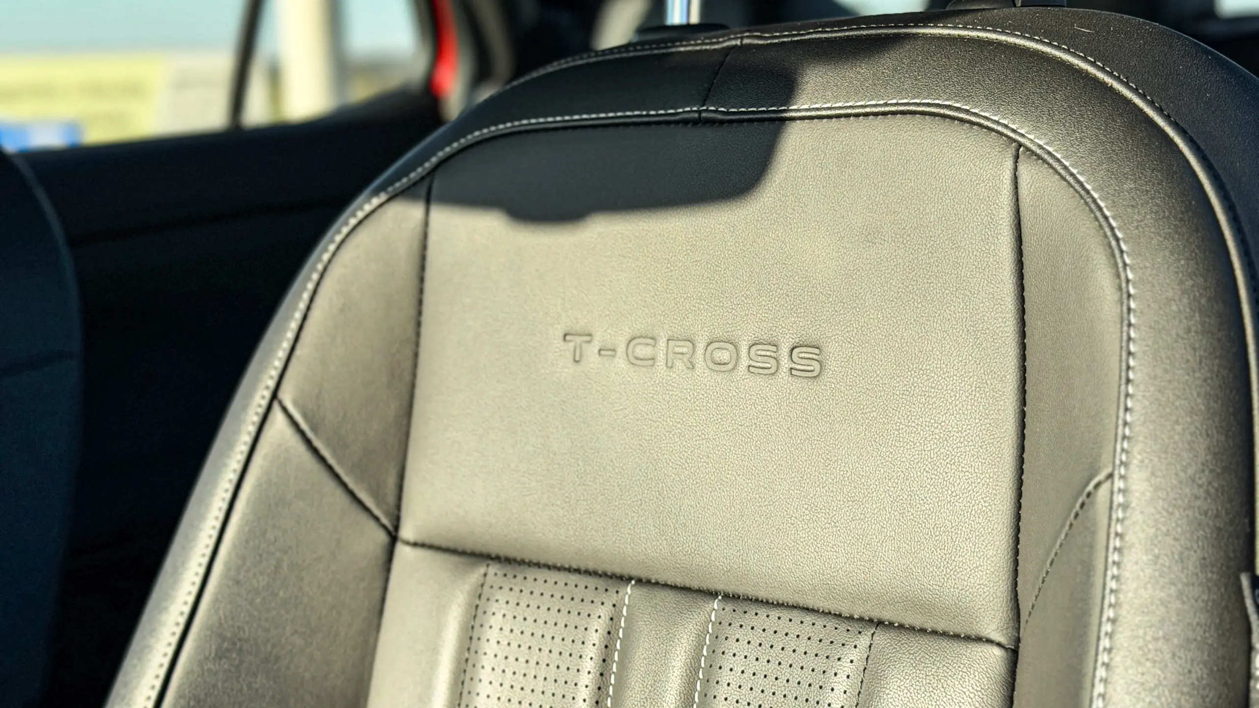 Volkswagen T-Cross Comfortiline interior da cabine para avaliação e teste