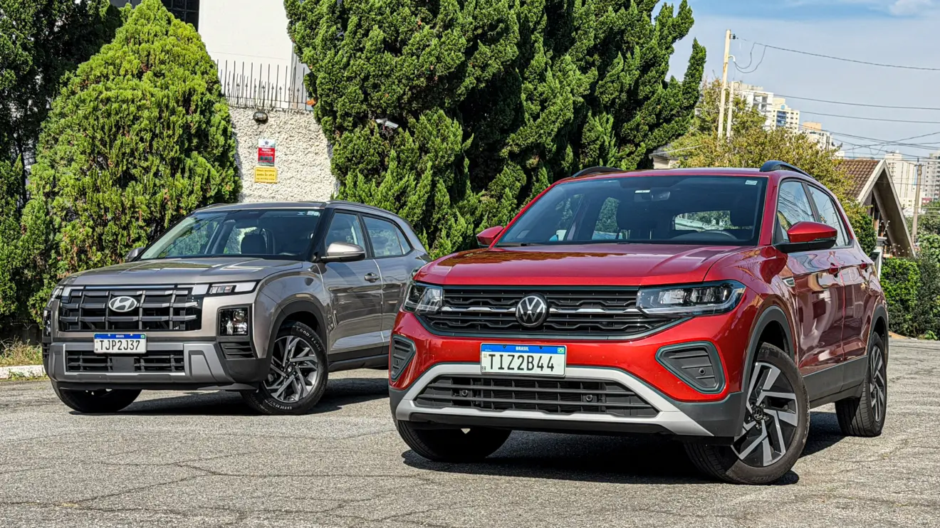 Volkswagen T-Cross Comfortiline Vermelho Sunset ao lado do Hyundai Creta Limited (na cor Cinza Silk estático