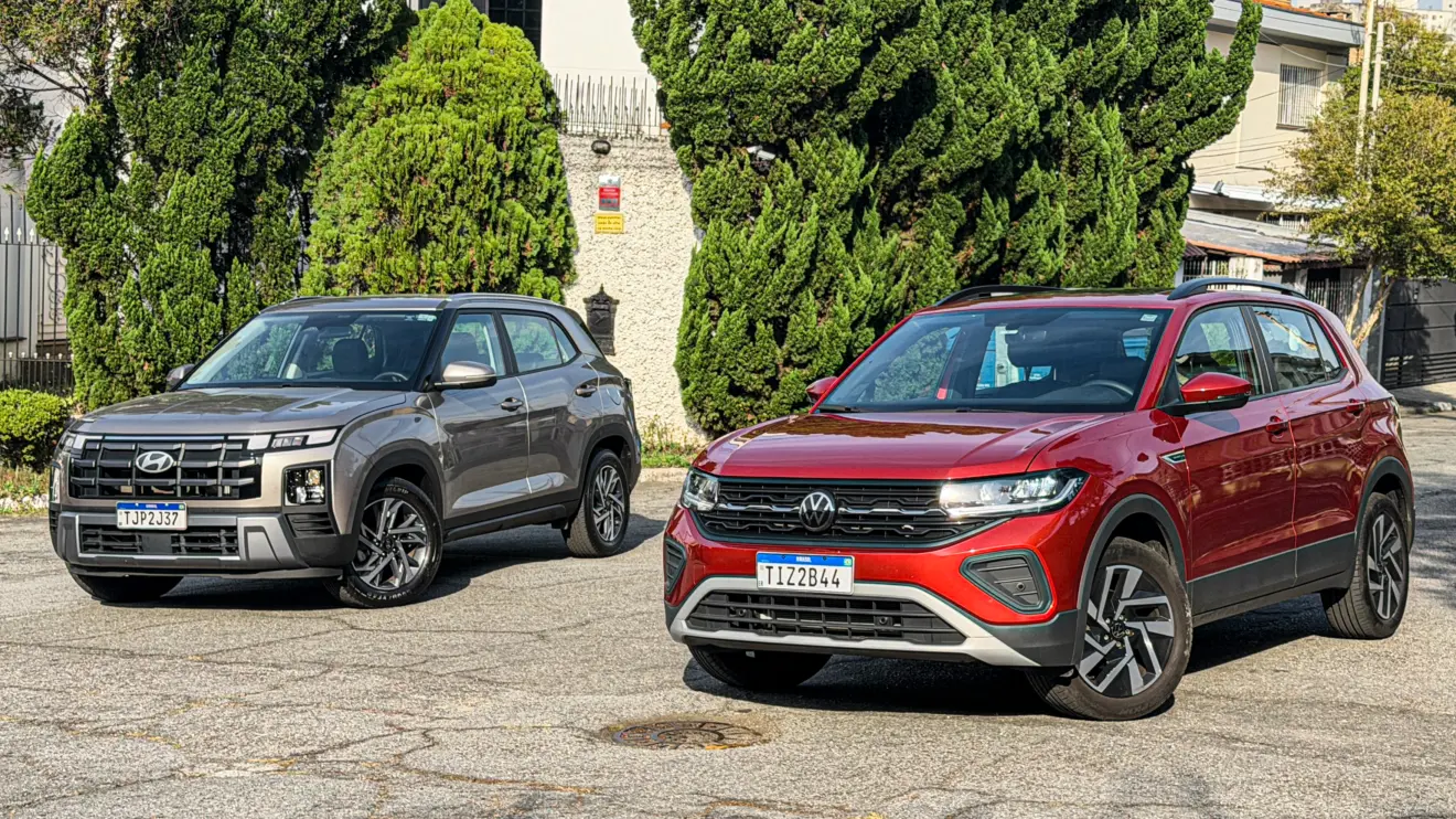 Volkswagen T-Cross Comfortiline Vermelho Sunset ao lado do Hyundai Creta Limited (na cor Cinza Silk estático