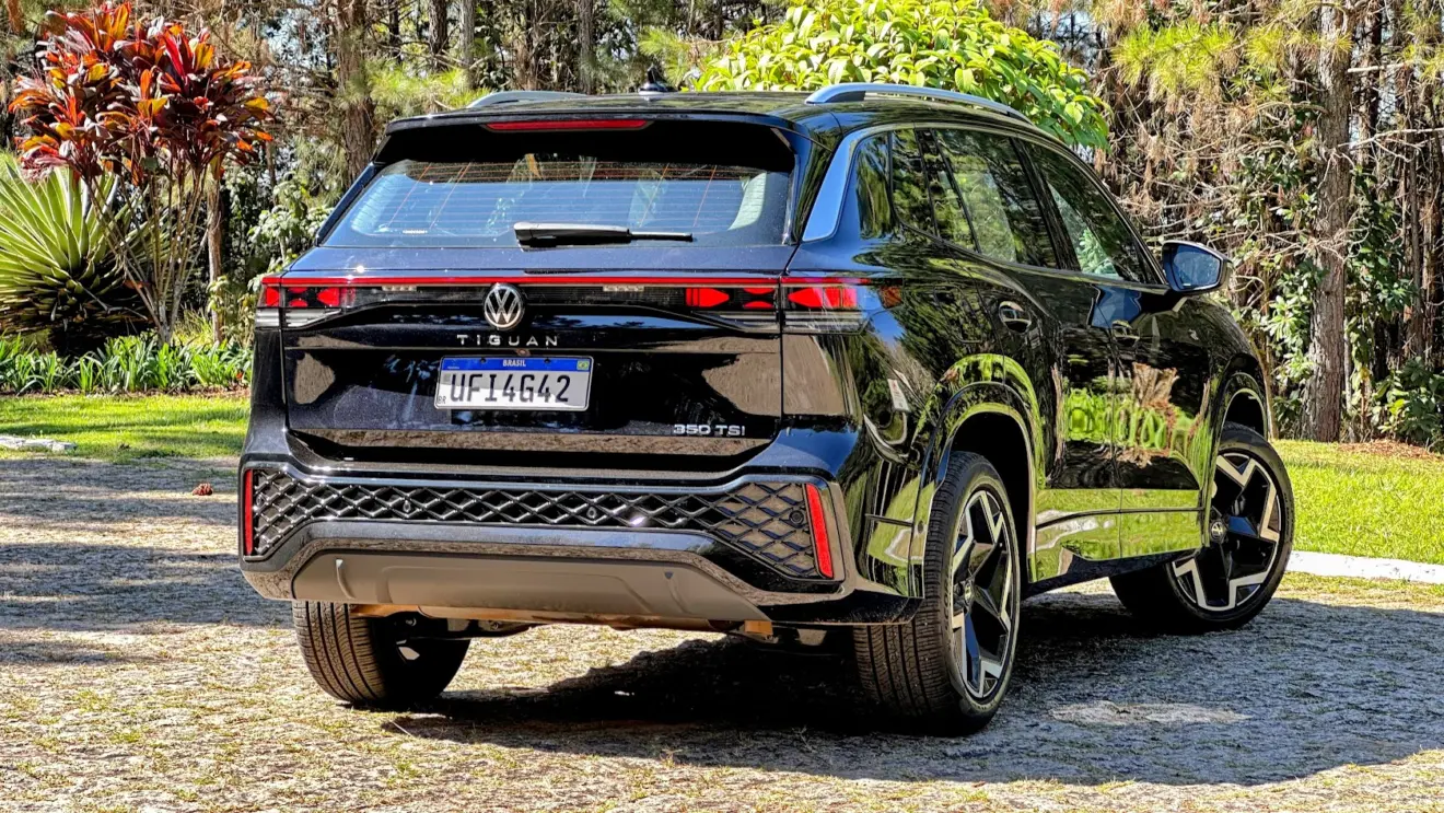 Volkswagen Tiguan R-Line 350TSI preto parado de traseira