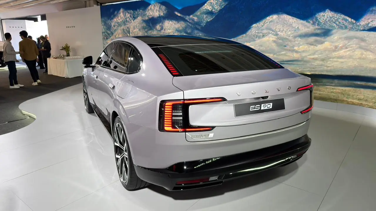 Volvo ES90 prata de traseira