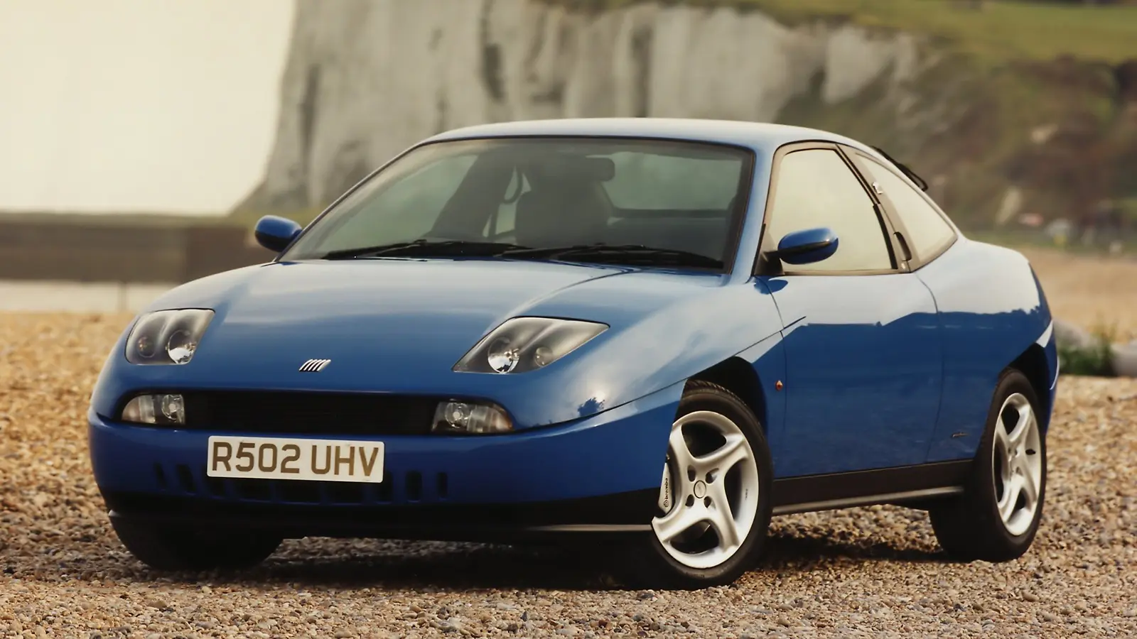 Fiat Coupé azul em 3x4 dianteira