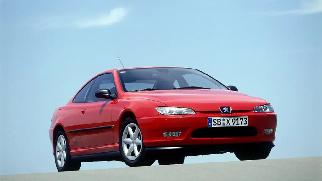 O design Pininfarina Peugeot 406 Coupé vermelho em foto de frente com o céu azul
