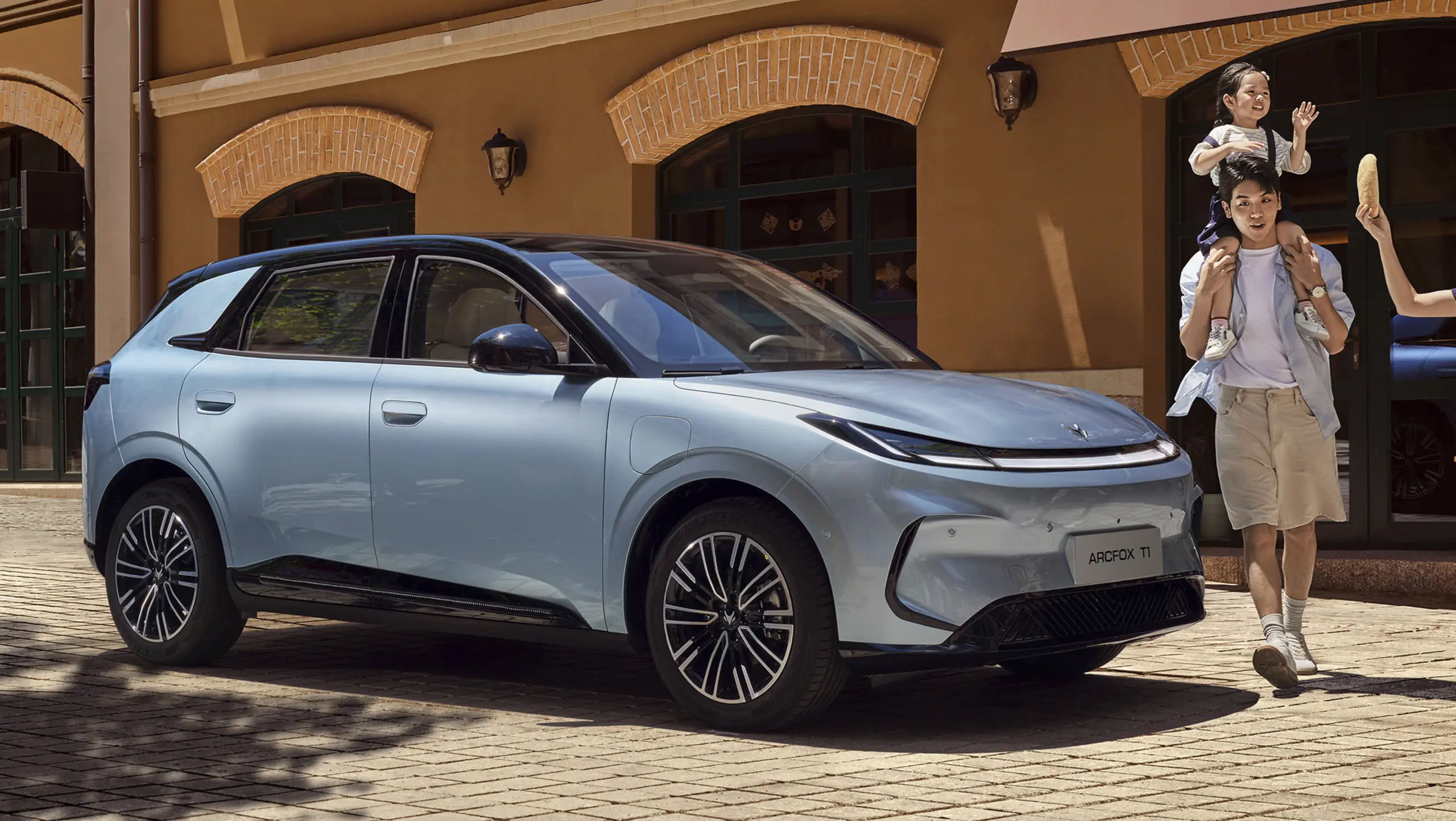 BAIC confirma estreia oficial no Brasil com elétricos Arcfox T1 e T5