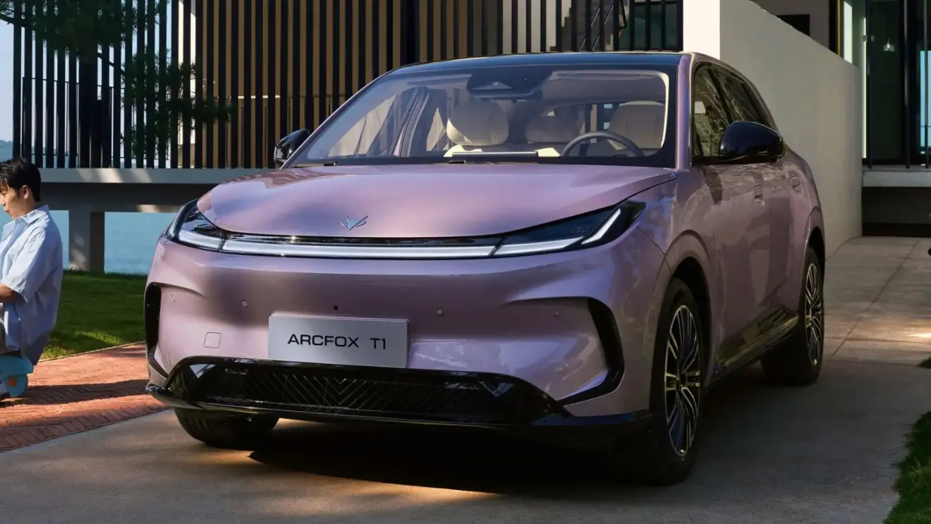 BAIC Arcfox T1 roxo estático