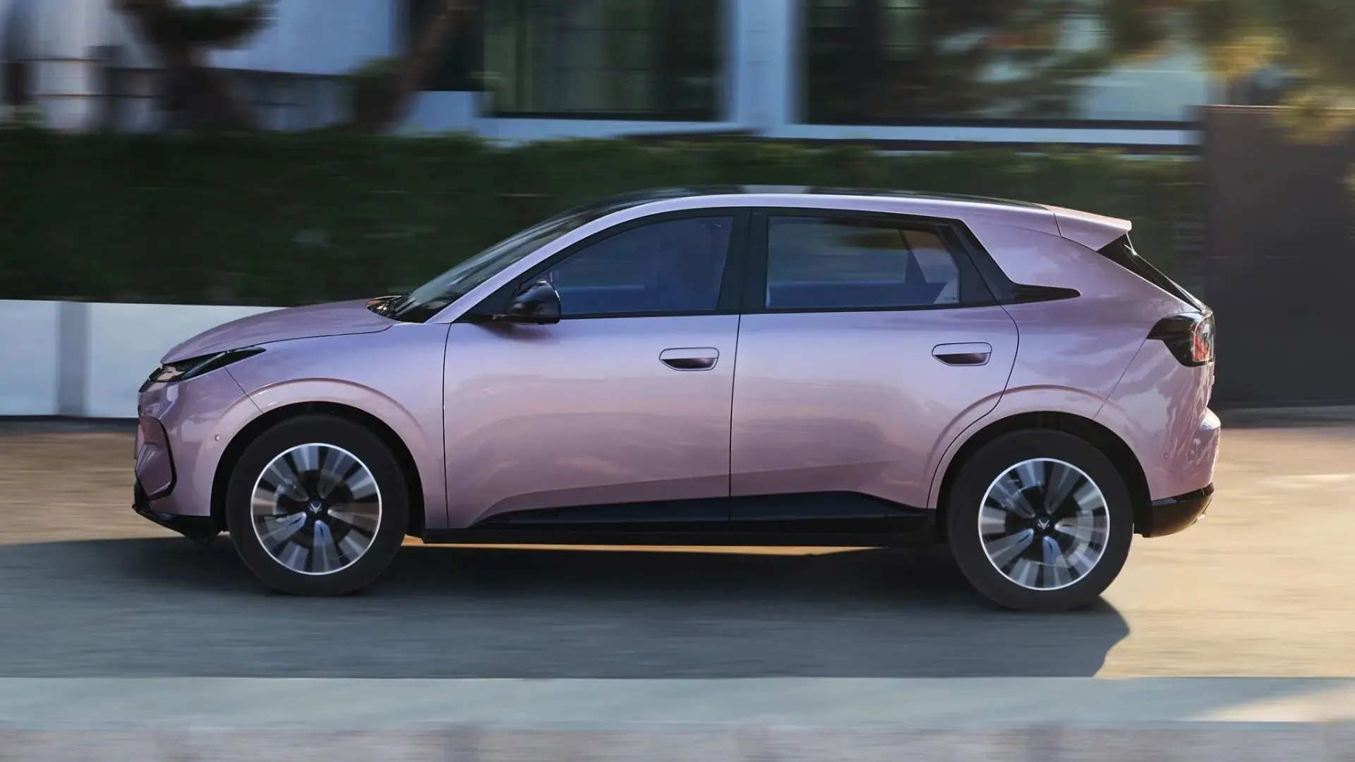 BAIC Arcfox T1 roxo em movimento