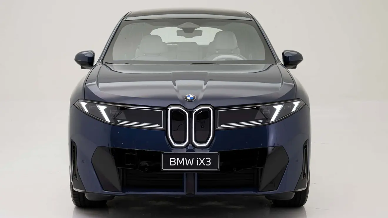 BMW iX3 azul estático com fundo branco