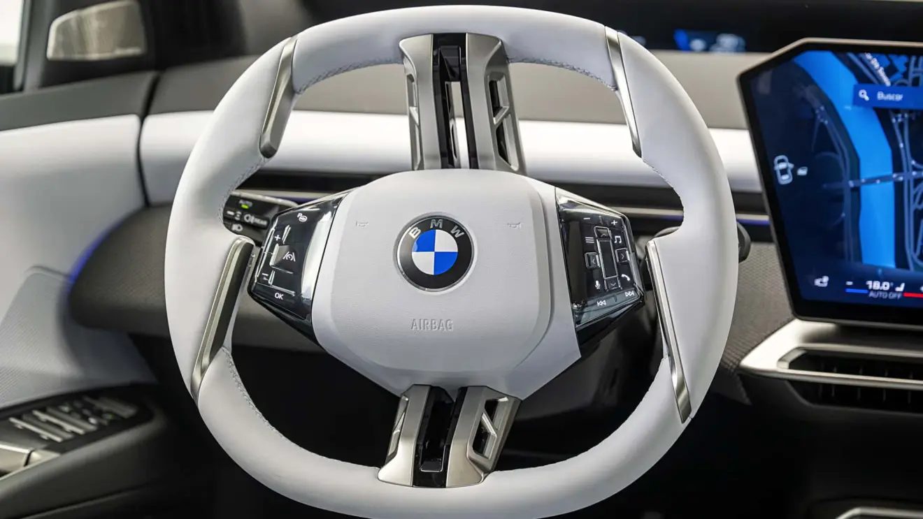 BMW iX3 azul estático com fundo branco