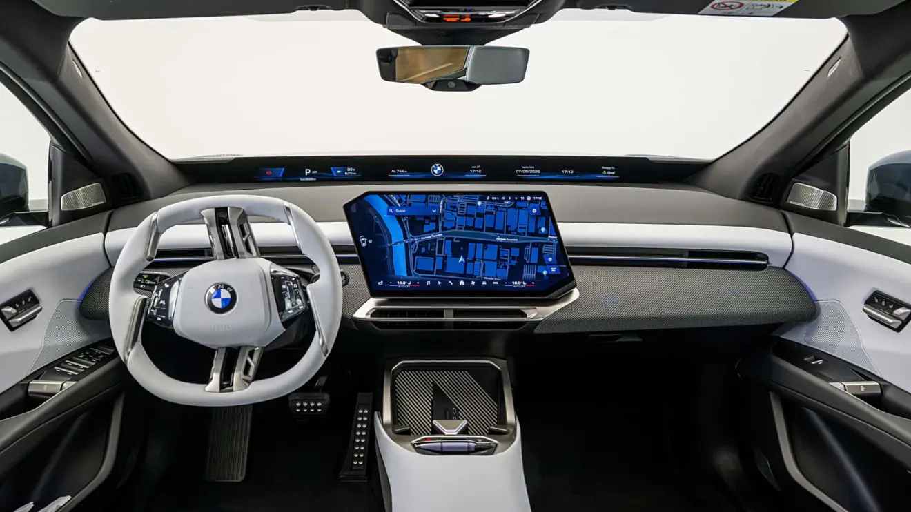 BMW iX3 azul estático com fundo branco