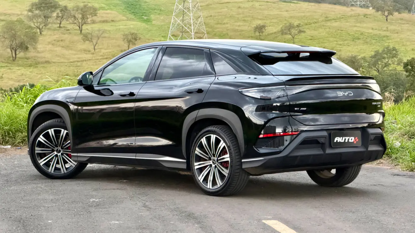 BYD Sealion 7 preto de traseira