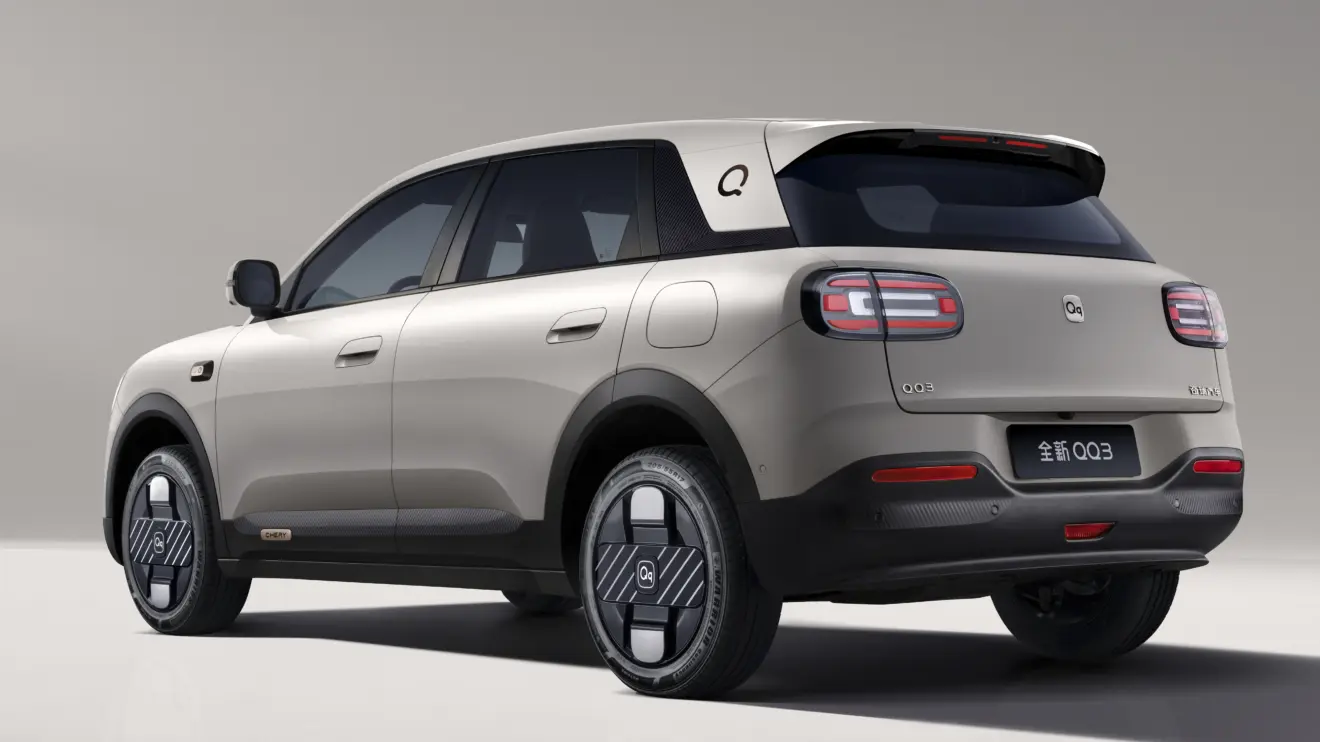 Chery QQ elétrico bege de traseira