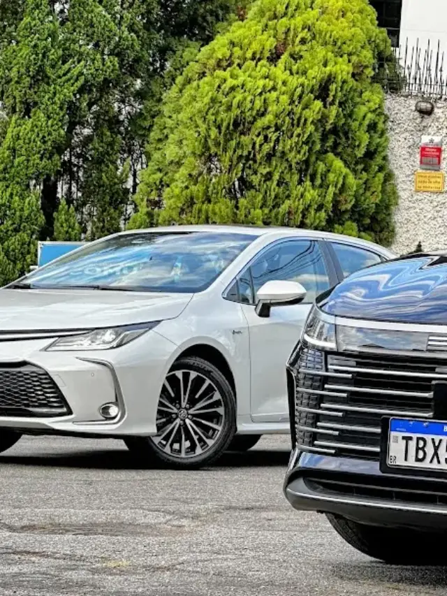 BYD King GS azul e Toyota Corolla Altis Premium branco parados com casa ao fundo