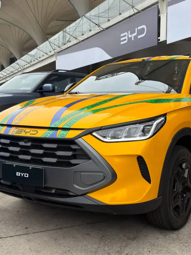 BYD Mako amarela de frente
