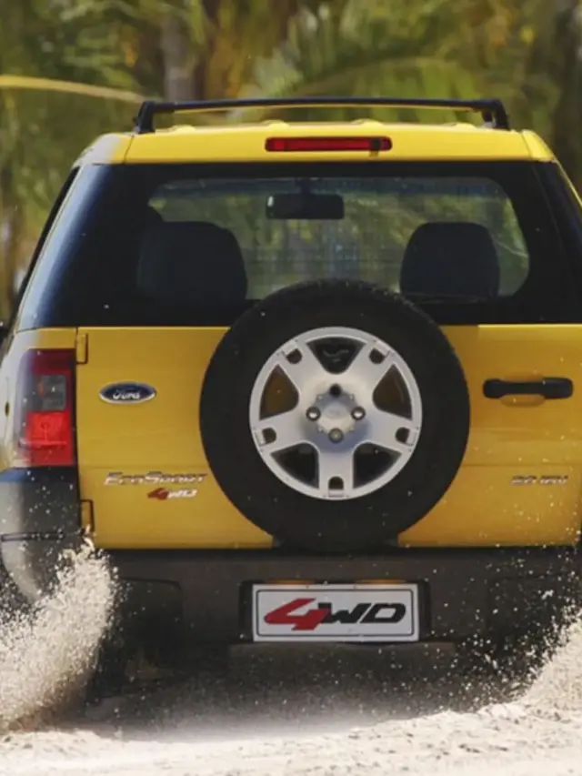 Ford EcoSport amarelo de traseira