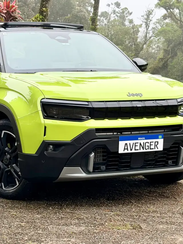 Jeep Avenger Limited amarelo parado de traseira com árvores ao fundo