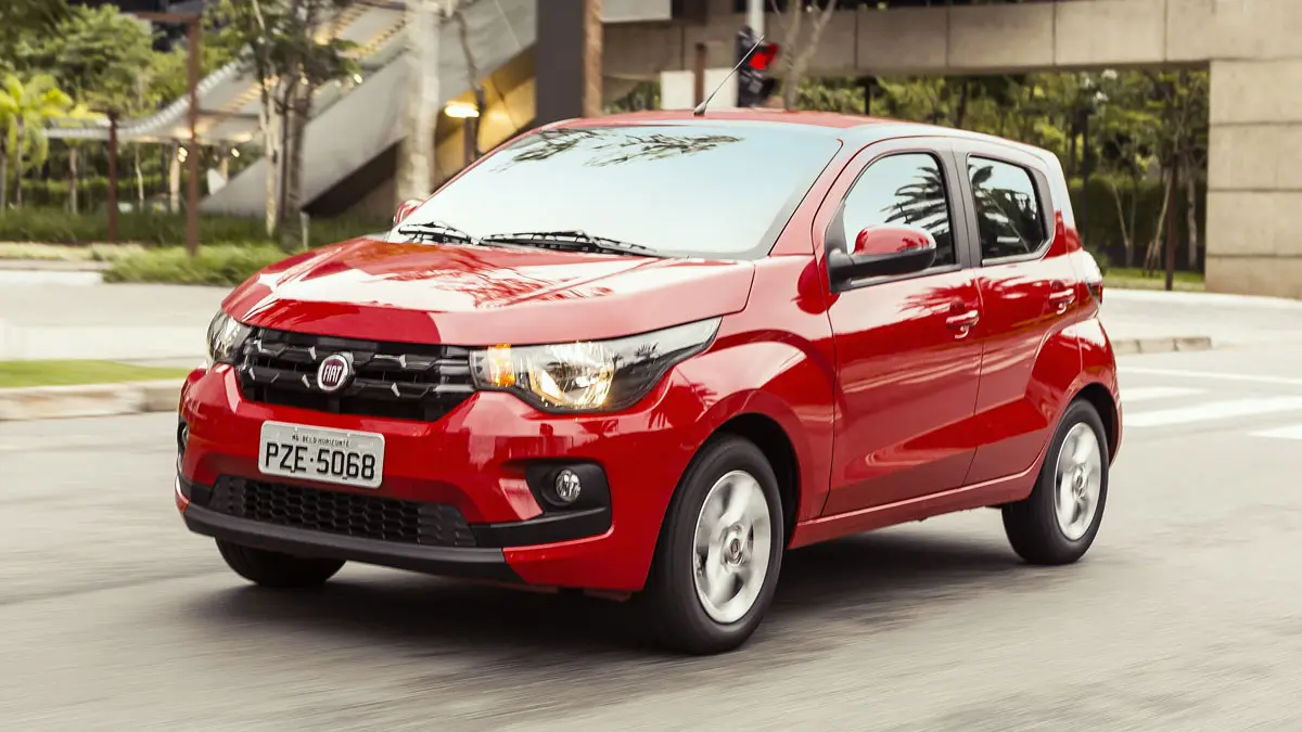 Fiat Mobi vermelho equipado com câmbio GSR de frente andando na cidade