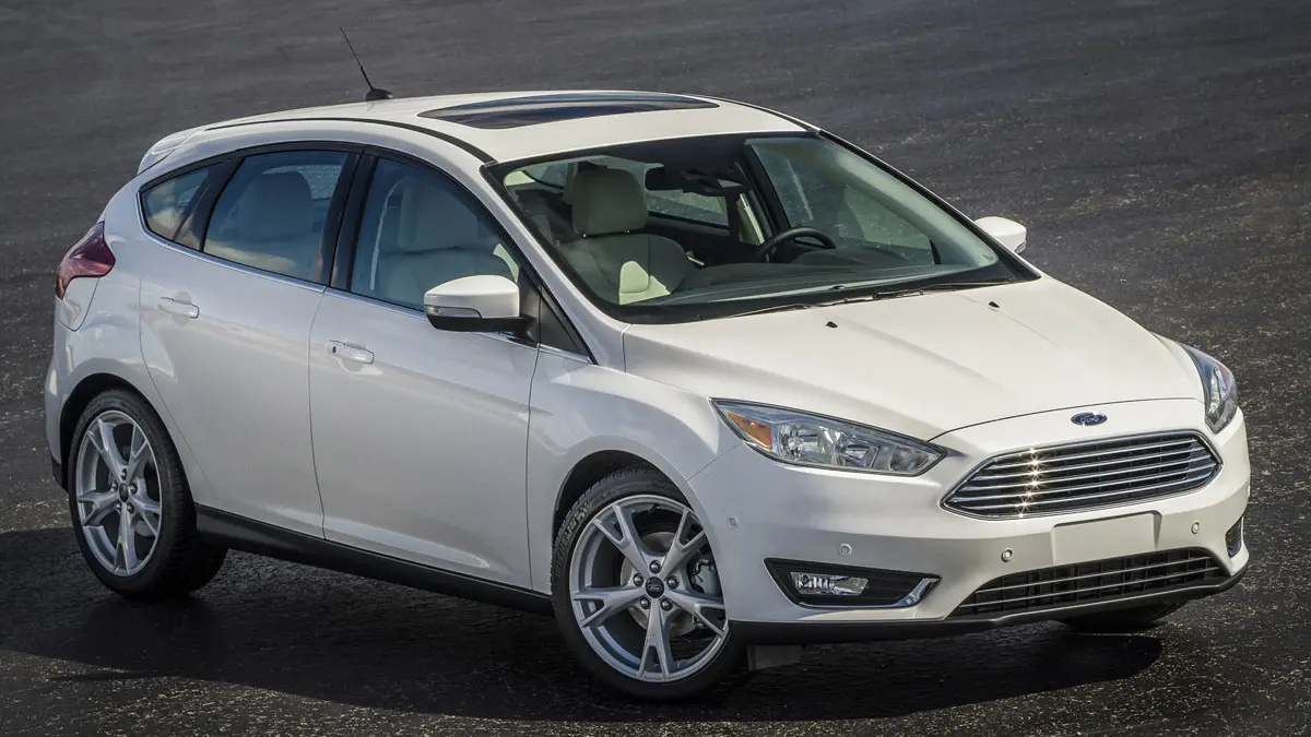 Ford Focus branco parado de dianteira