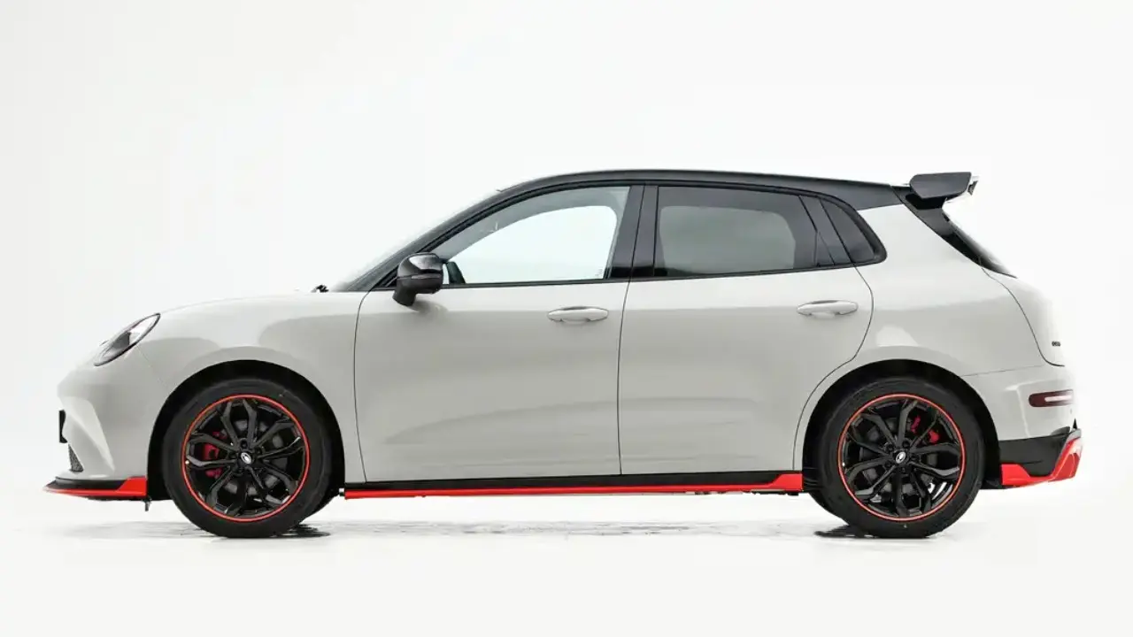 GWM Ora 5 GT branco estático com fundo branco na China