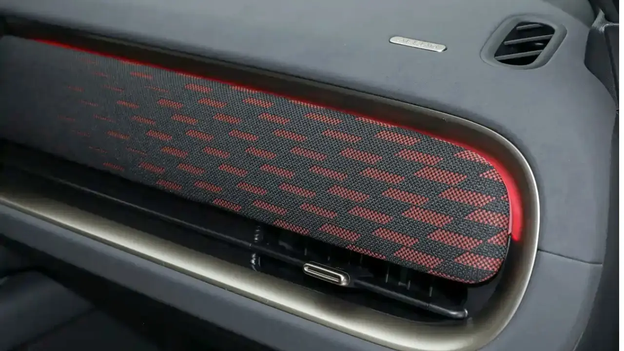 GWM Ora 5 GT com interior preto e apliques em vermelho