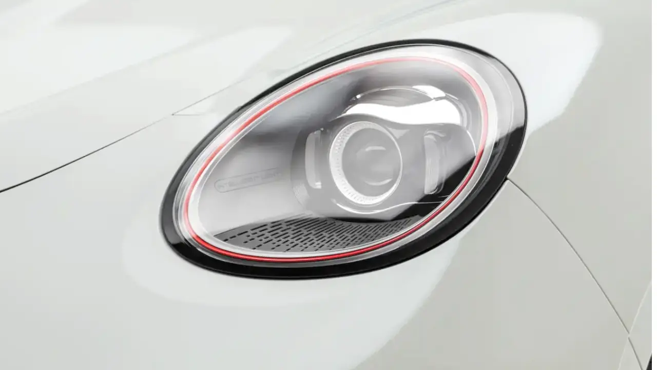 GWM Ora 5 GT branco estático com fundo branco na China