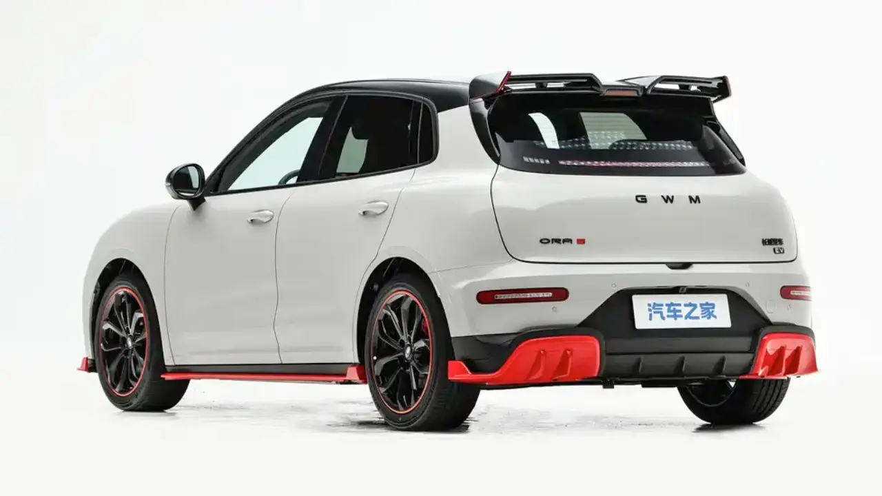 GWM Ora 5 GT branco estático com fundo branco na China