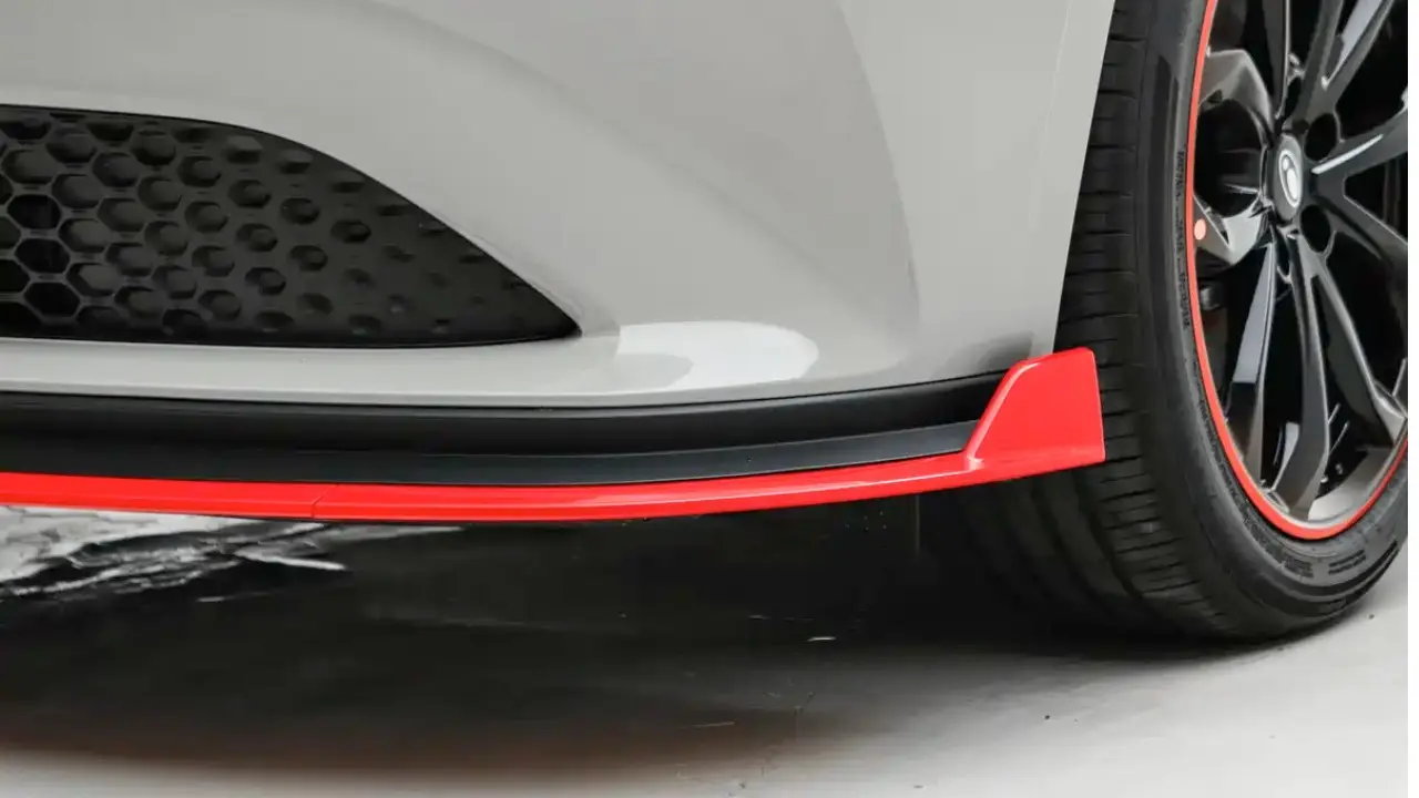 GWM Ora 5 GT branco estático com fundo branco na China