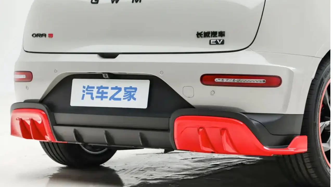 GWM Ora 5 GT branco estático com fundo branco na China