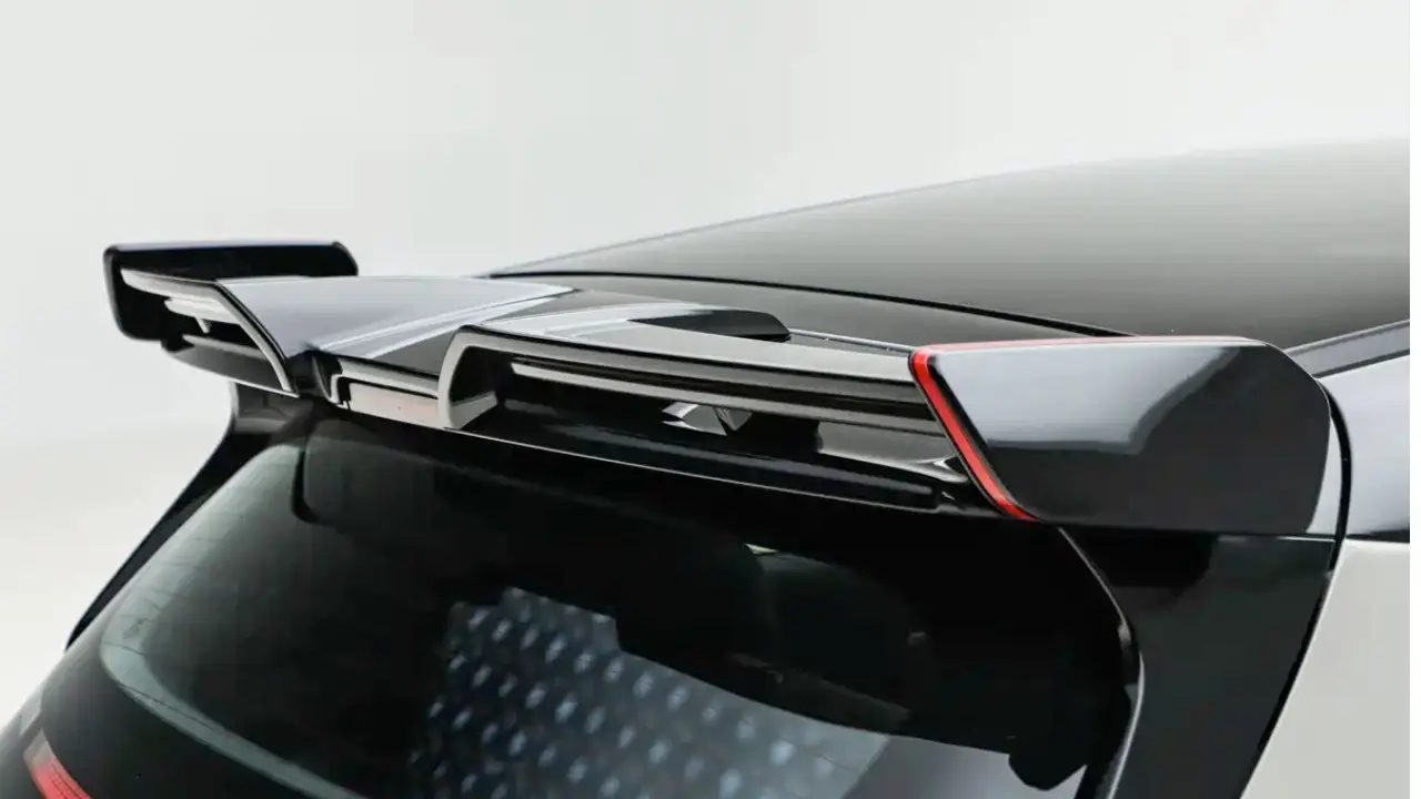 GWM Ora 5 GT branco estáitco com fundo branco na China