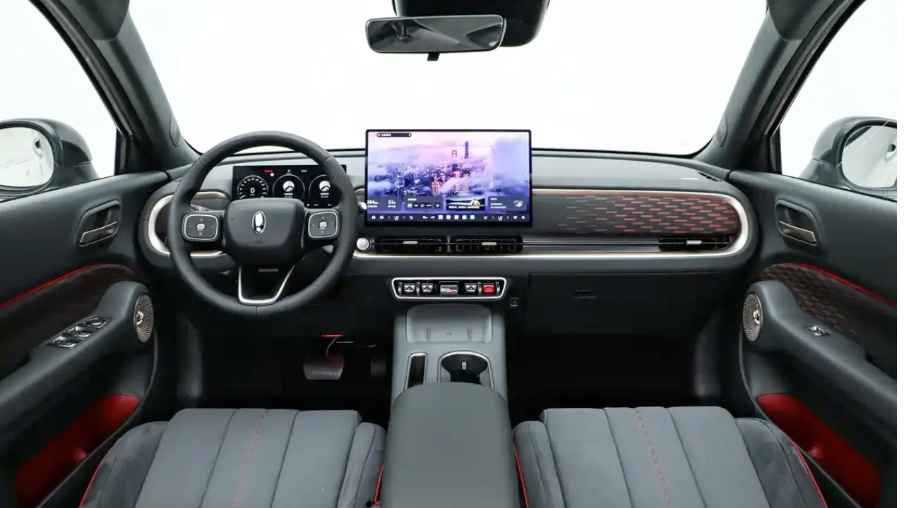 GWM Ora 5 GT com interior preto e apliques em vermelho