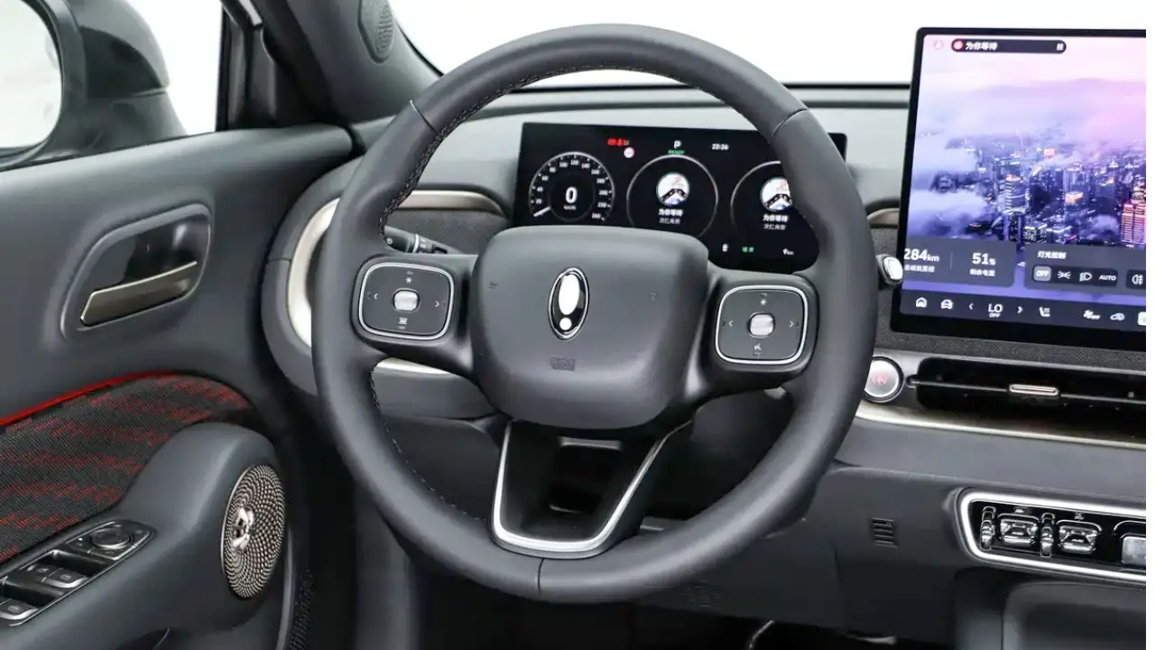 GWM Ora 5 GT com interior preto e apliques em vermelho