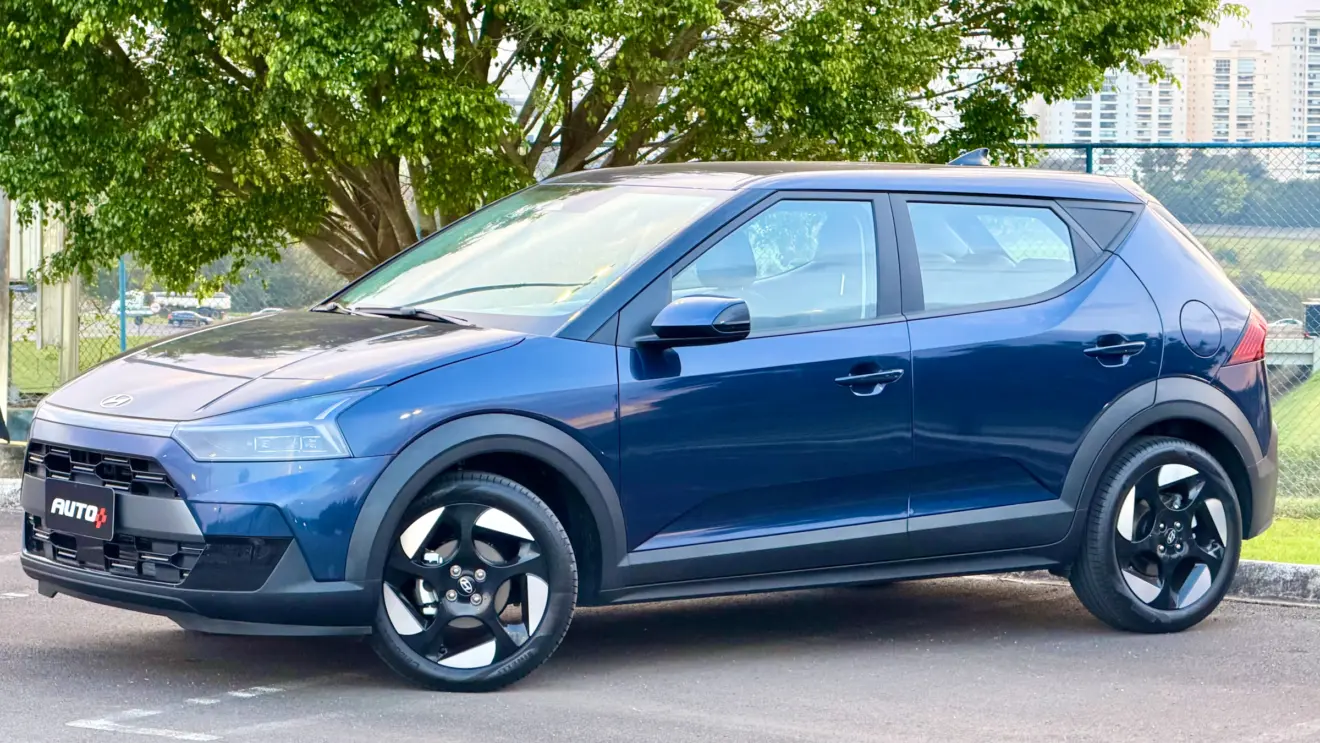 Hyundai i20 Ultimate azul de lado