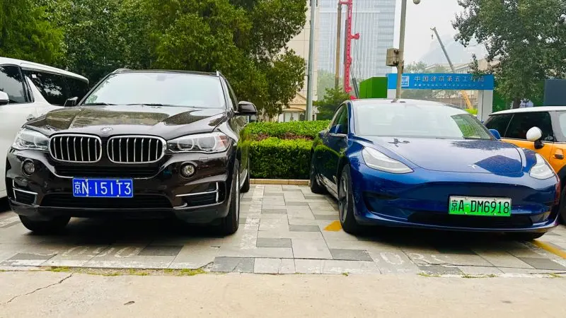 BMW e Tesla na China com placas diferentes