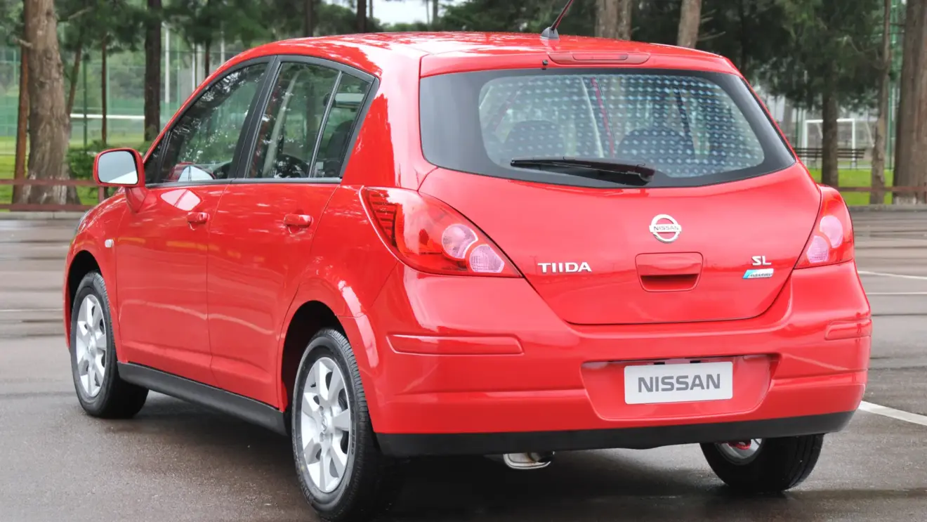 Nissan Tiida SL vermelho