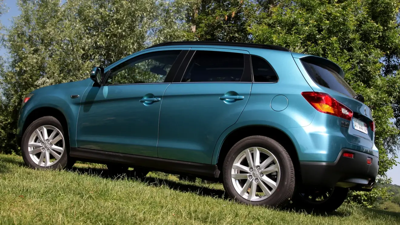 Mitsubishi ASX 2.0 AWD 2013 azul em movimento