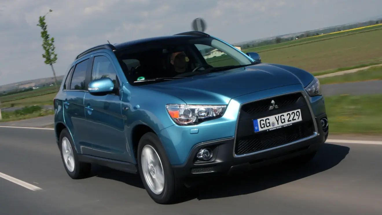Mitsubishi ASX 2.0 AWD 2013 azul em movimento