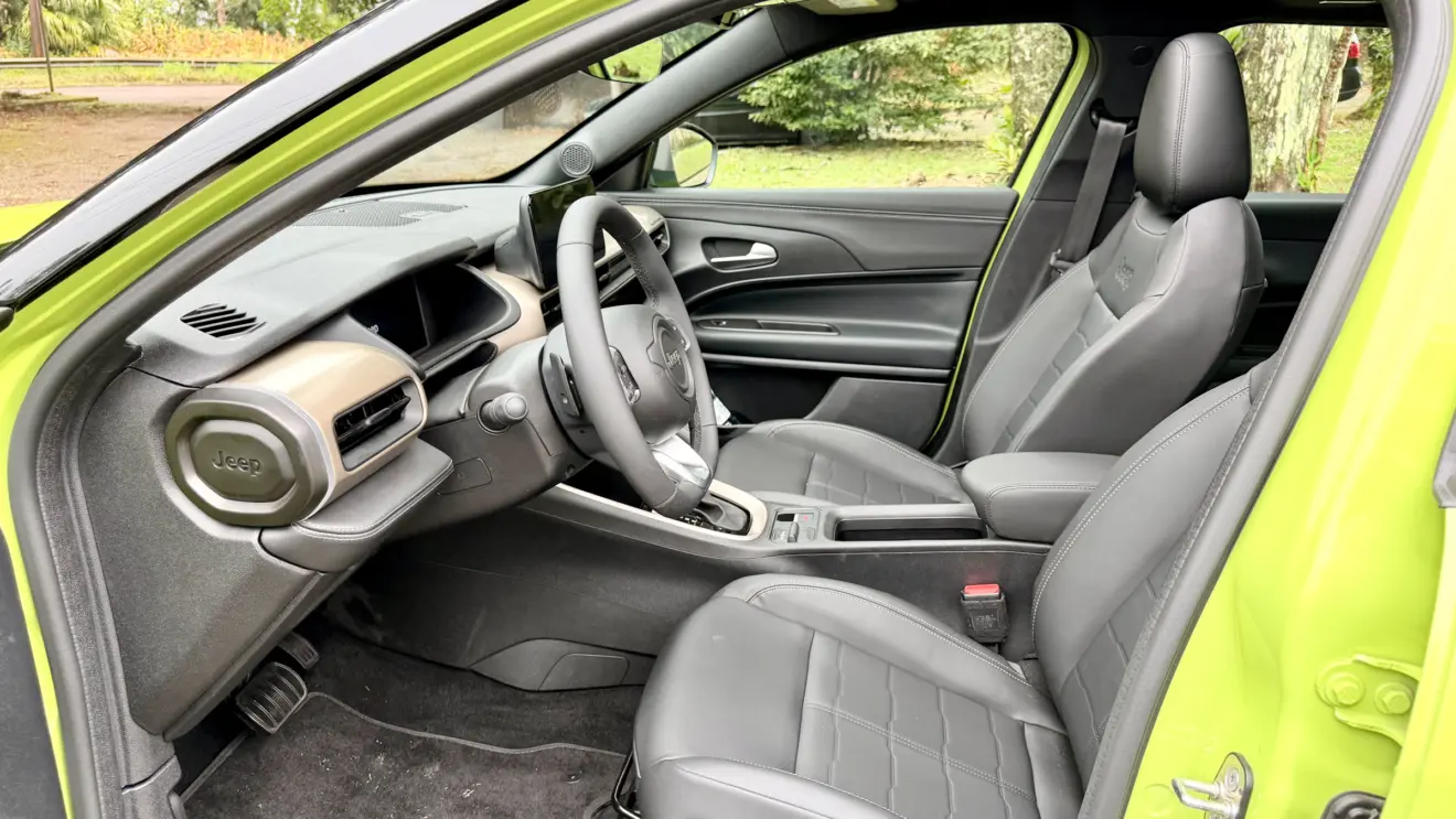 Espaço frontal do Painel do Jeep Avenger Limited 